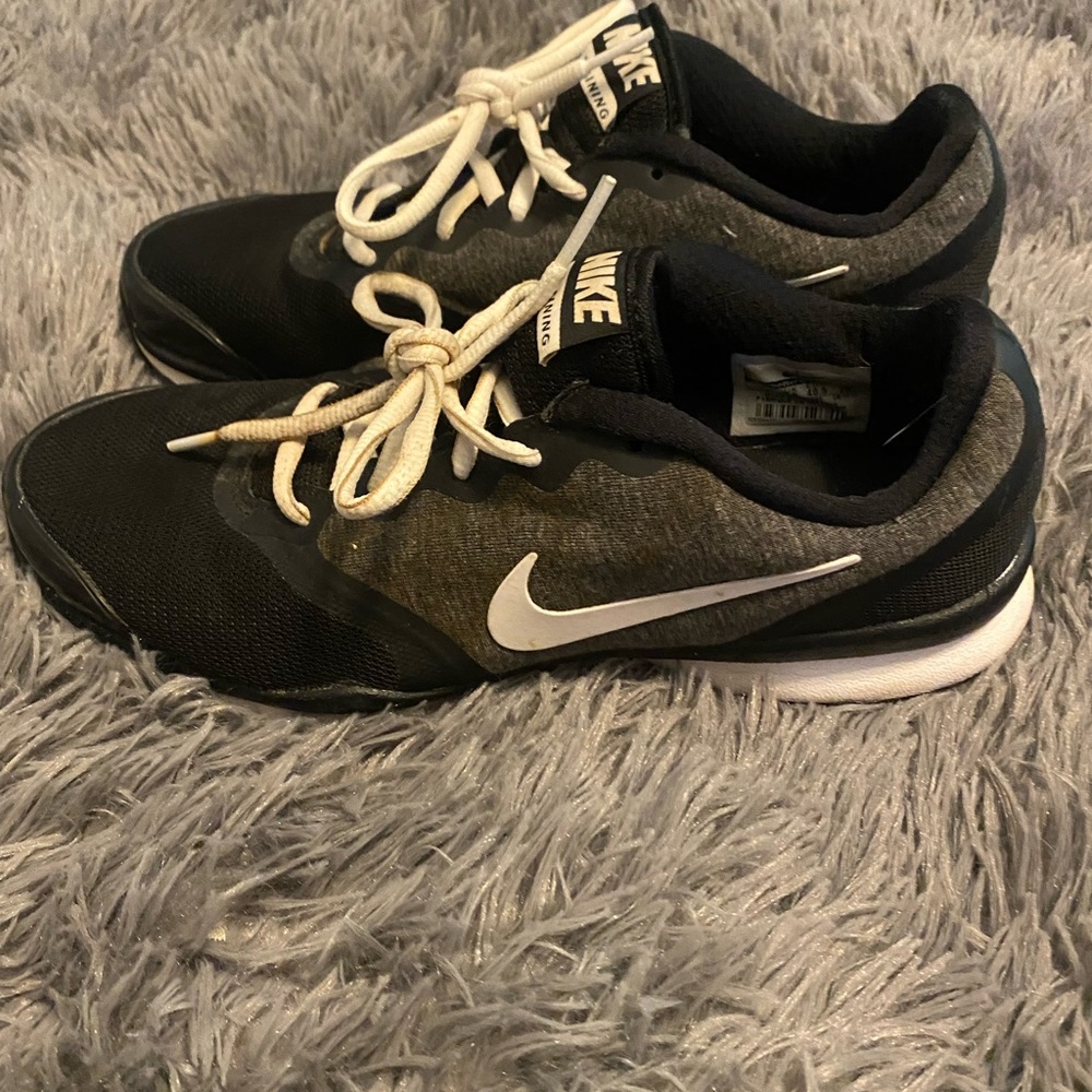 Women’s size 9 Nike training shoes black, gray & white! - Picture 2 of 4